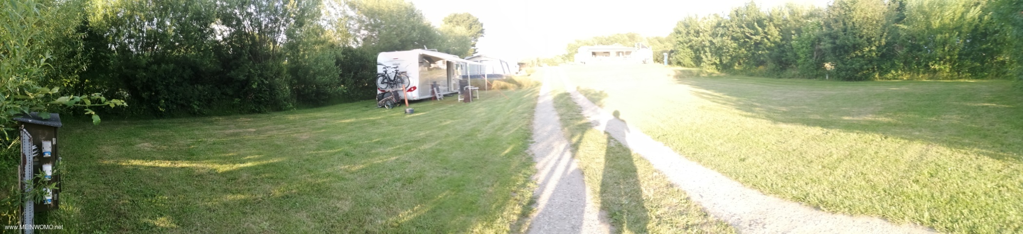 Shows the large parking spaces for car campers on the campsite approx. 200 m