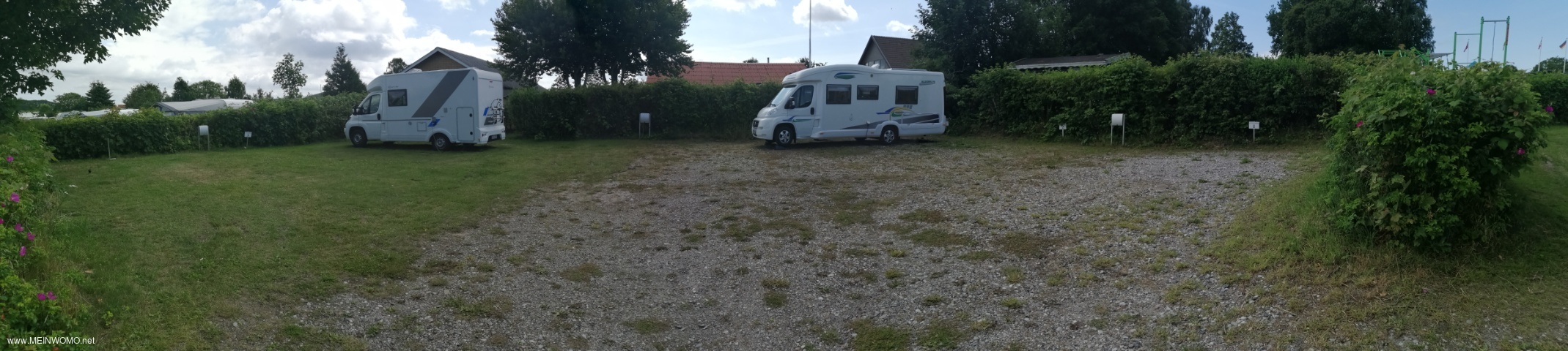 shows a panoramic view of the areas provided for mobile homes on the campsite. 