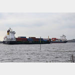 Begegnung zweier Containerschiffe auf der Elbe vor dem Willkommenshgg beim Schulauer Fhrhaus