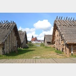 Rekonstruierte Wikingerbehausungen aus dem 9.-10. Jahrhundert@im Hintergrund die Stadt Wollin