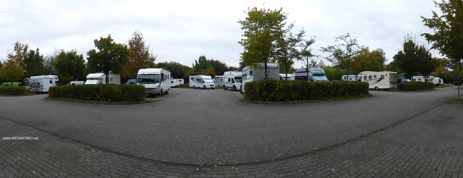 Panoramic view of the Krongut parking space. Still well attended in October.   