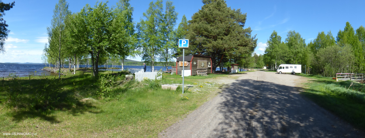  Panorama van de mooi gelegen overnachtingsplaats aan de Bergvikensee;.  de kiosk - midden op de fot ...