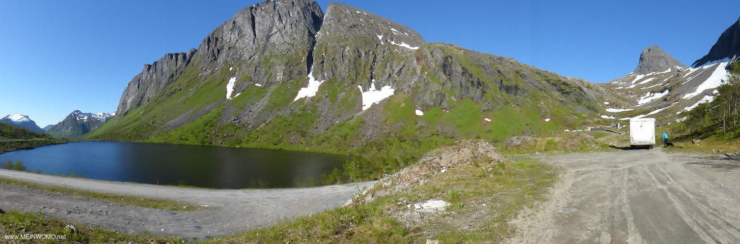  Panoram,..  a sinistra nella foto il lago Botnvatnet..  Durante il giorno, i pescatori vengono di v ...