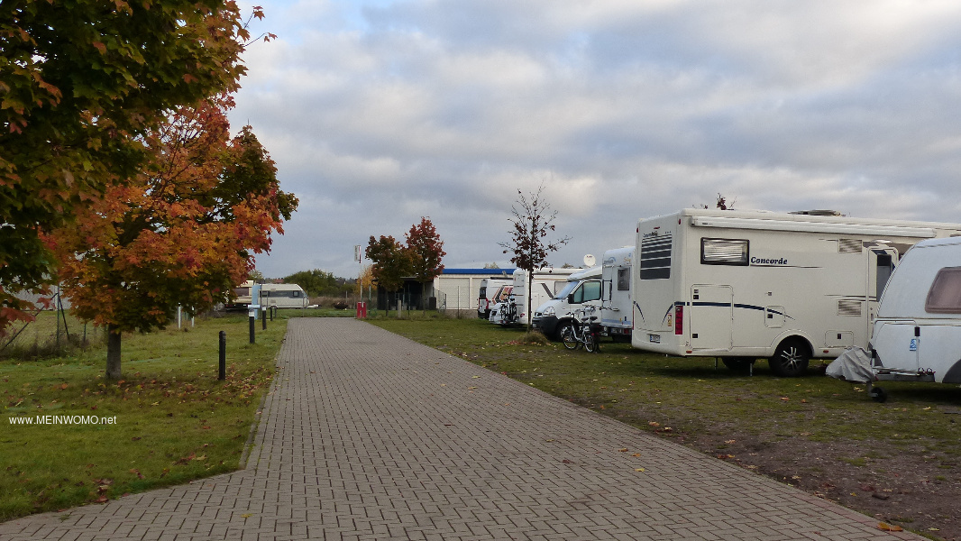 Quiet location, good bike path connection to the center. Caravans are also allowed.