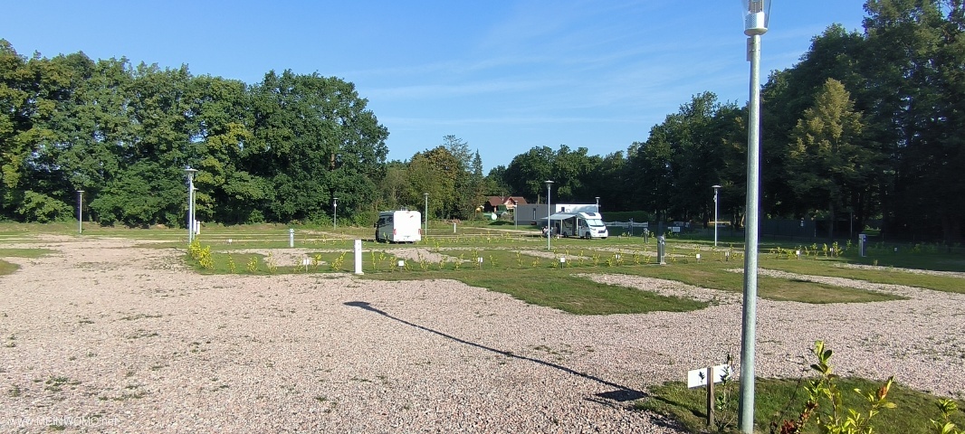 46 percelen, grind voor parkeren, gazon voor tafel en stoelen