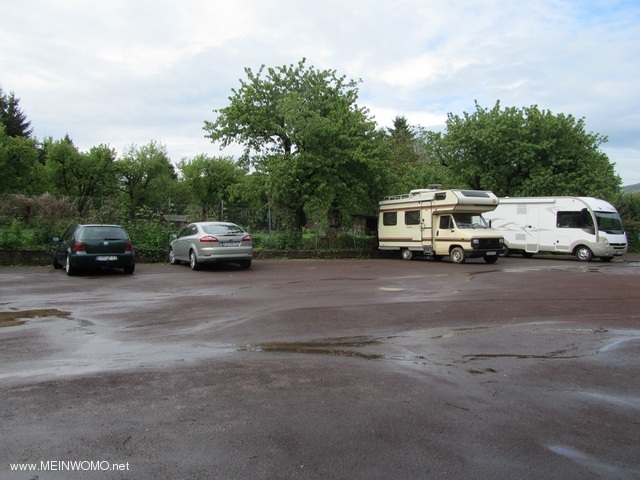  En un emplacement pour les camping-cars de la plaque est situ derrire la cabine du vhicule.