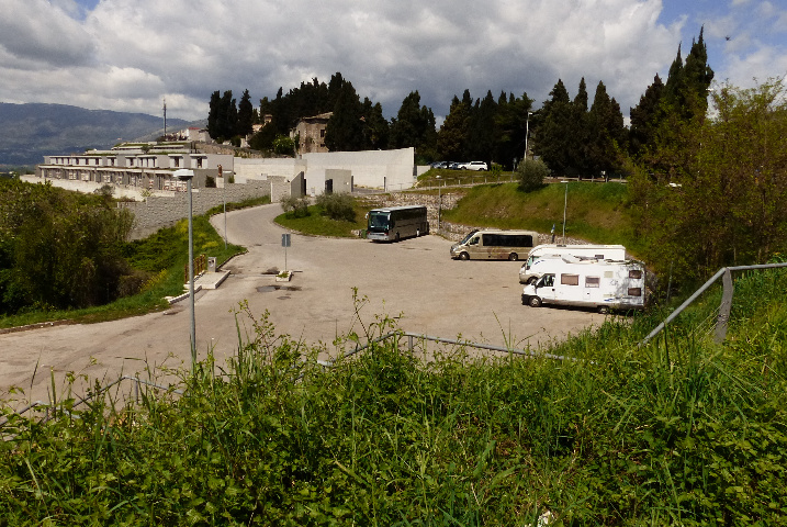  Utsikt ver en parkeringsplats, i bakgrunden av kyrkogrden