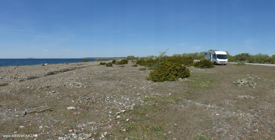 Panoramabild Nhe Lttorp; bei Trockenheit ist die wenig befahrene Schotterstrae sehr staubig.