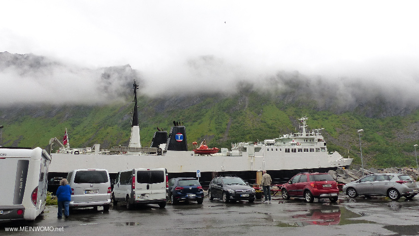  Parcheggio al porto di Gryllefjord, niente per noi per rimanere