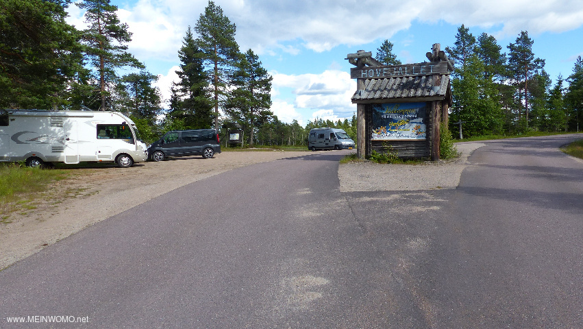 An der Zufahrt zum Skigebiet liegt auf der linken Seite ein kleiner Parkplatz. Die Strae wird nacht ...