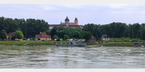 Schiffsanlegestelle Melk, dahinter der CP, vom gegenberliegenden Donauufer aufgenommen. Zwischen Anlegestelle und CP verluft der Donauradweg.