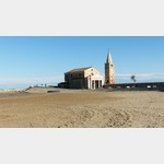 Blick vom Strand auf die Kirche