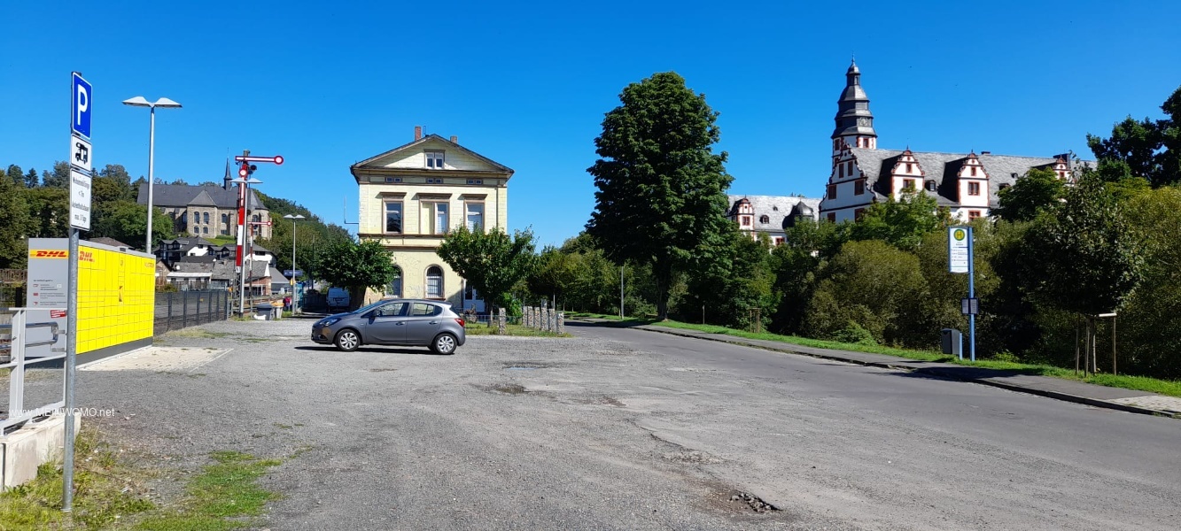 Parkeerplaats met zicht op het kasteel 