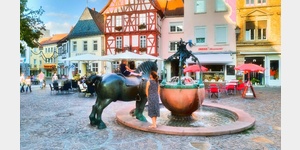 Rossmarkt mit Bronzepferd Max
