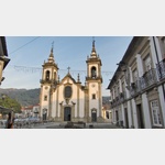 Blick auf die Hauptkirche (Igreja Matriz) des Ortes@