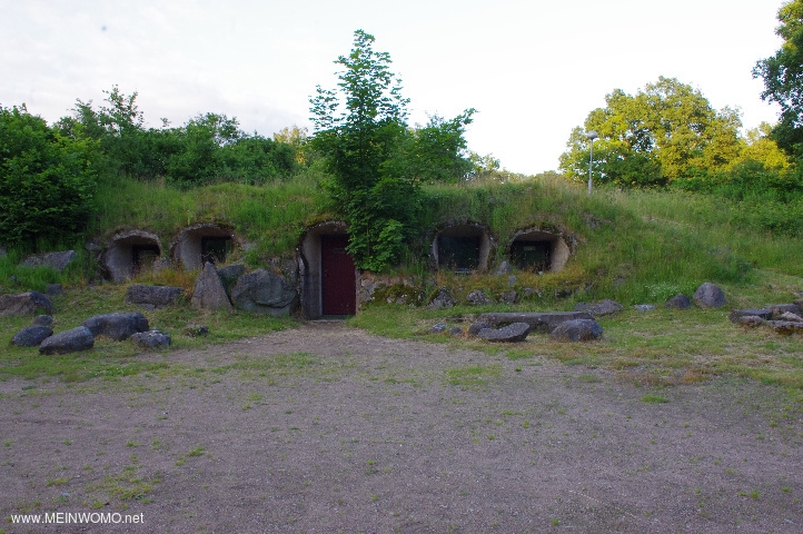  Hobbithhlen to stay @ Het sanitairgebouw is ook gehuisvest in dergelijke grotten
