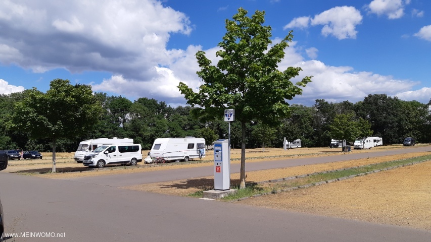 Op de foto is het gedeelte van de parkeerplaats te zien dat bestemd is voor campers en caravans