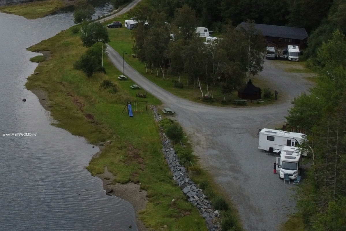  Achter de camping op de voorgrond is een parkeerplaats voor 3 - 4 campers  