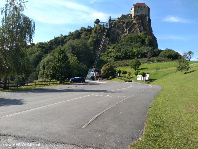 Plattz towards the castle and lift