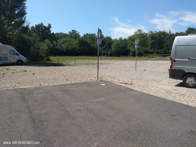  Afbeelding toont parkeerplaats in de richting van normale parkeerplaats  