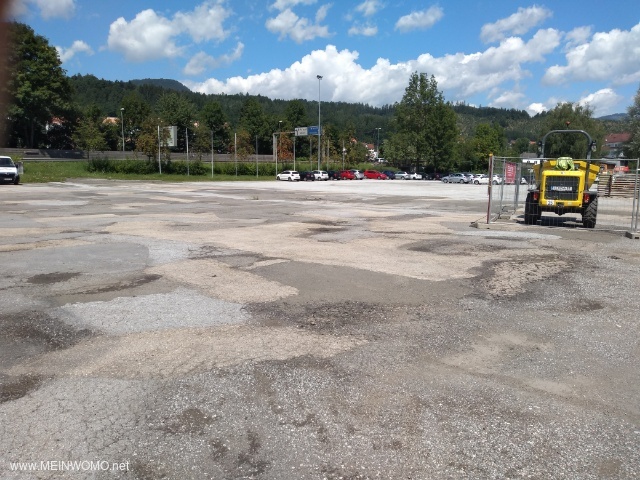  Parking lot in the direction of the autostra e  