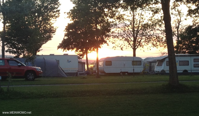  Camping voor zonsondergang