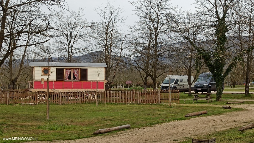 Il y a des caravanes de location et de superbes cabanes dans les arbres sur le site. 