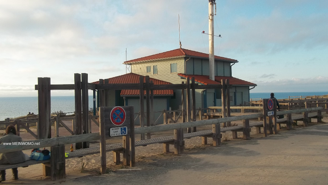 Shows the lifeguard house with a view of the sea. 