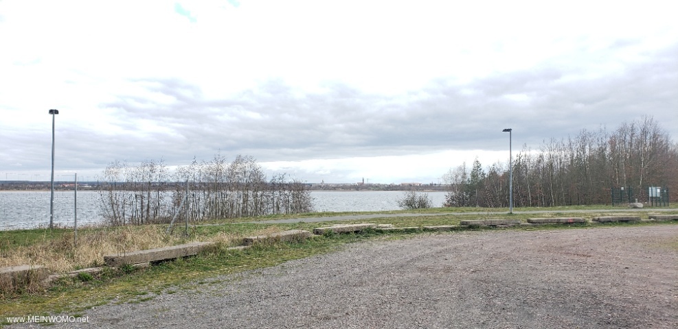  From the parking space towards the lake
