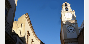 Die beiden Uhren am Kirchturm in Gallipoli