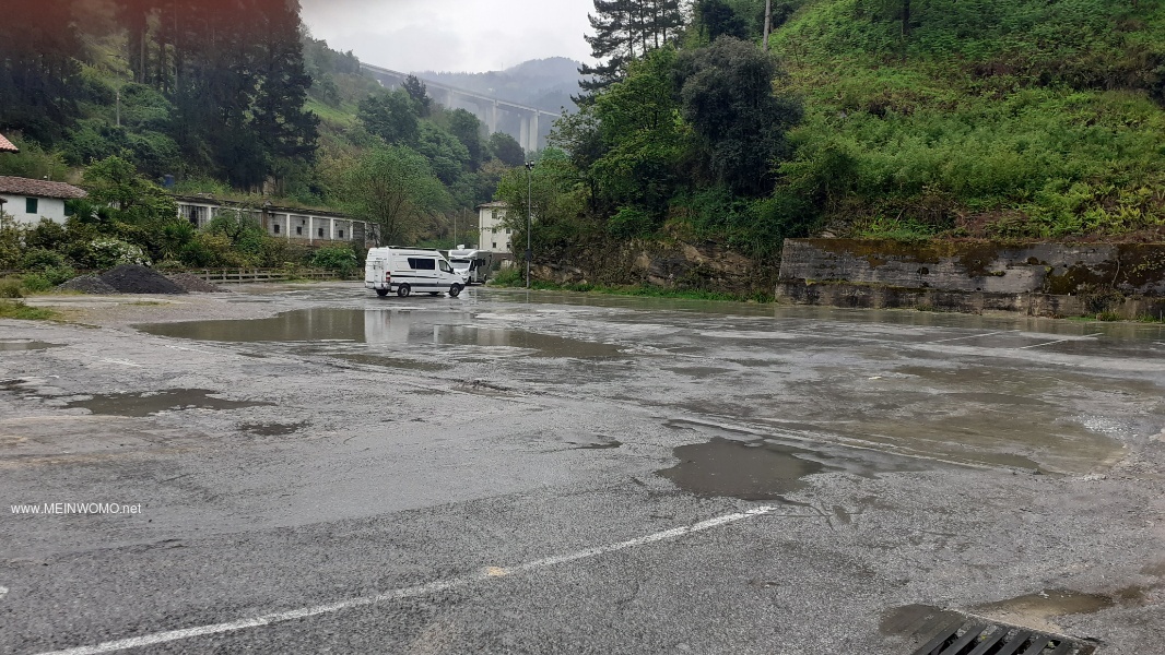 Parkeringsplats i regnet