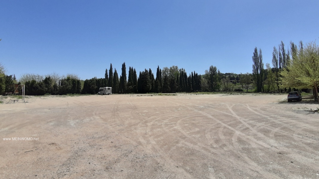 Parkeerplaats op het voormalige voetbalveld.