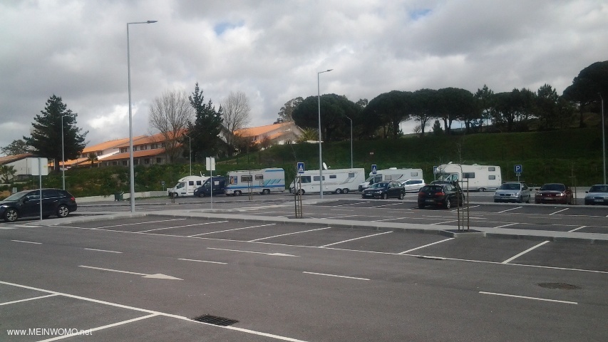  De officile parkeerplaats maakt deel uit van een grote parkeerplaats voor autobussen en campers