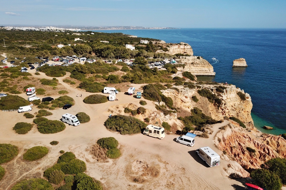 Luftaufnahme vom Kstenparkplatz fr Wohnmobile an der Praia da Marinha