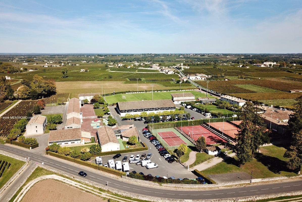 Luftaufnahme vom Parkplatz Sportplatz von Saint-Emillion