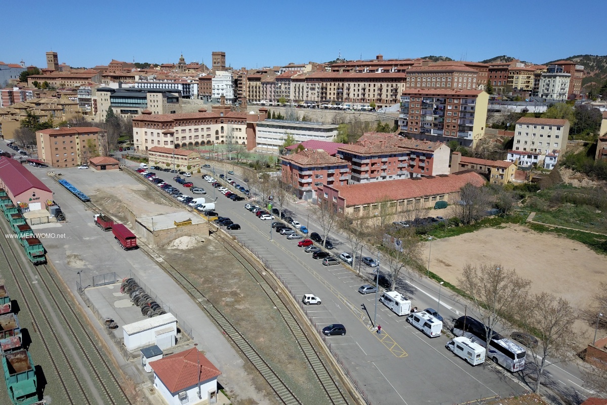  Flygfoto frn parkeringsplatsen vid tgstationen i Teruel