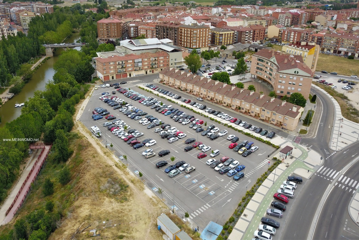  Luchtfoto vanaf de parkeerplaats bij Santos Reyes Hospital