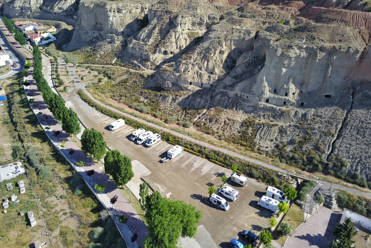  Flygfoto ver parkeringsplatsen framfr grottorna i Arguedas