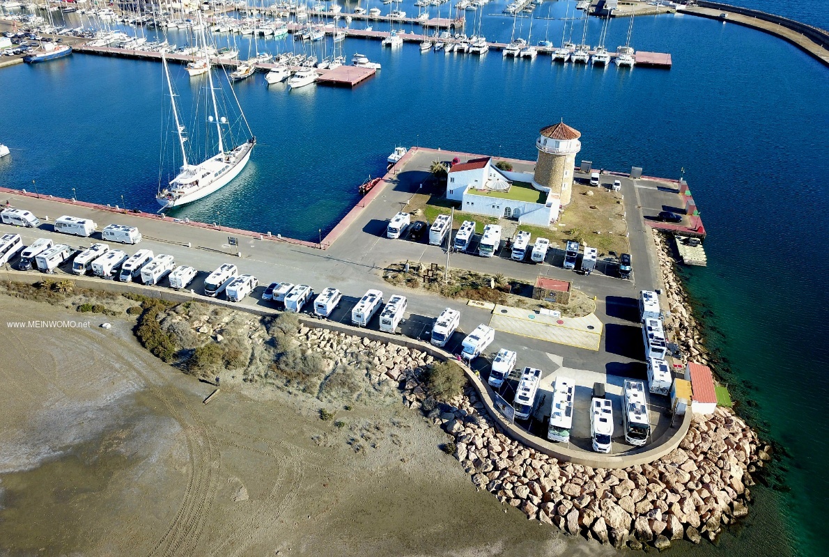 Luchtfoto van de parkeerplaats bij de jachthaven van Almerimar. @Hier het gebied P2 zonder stroom. 
