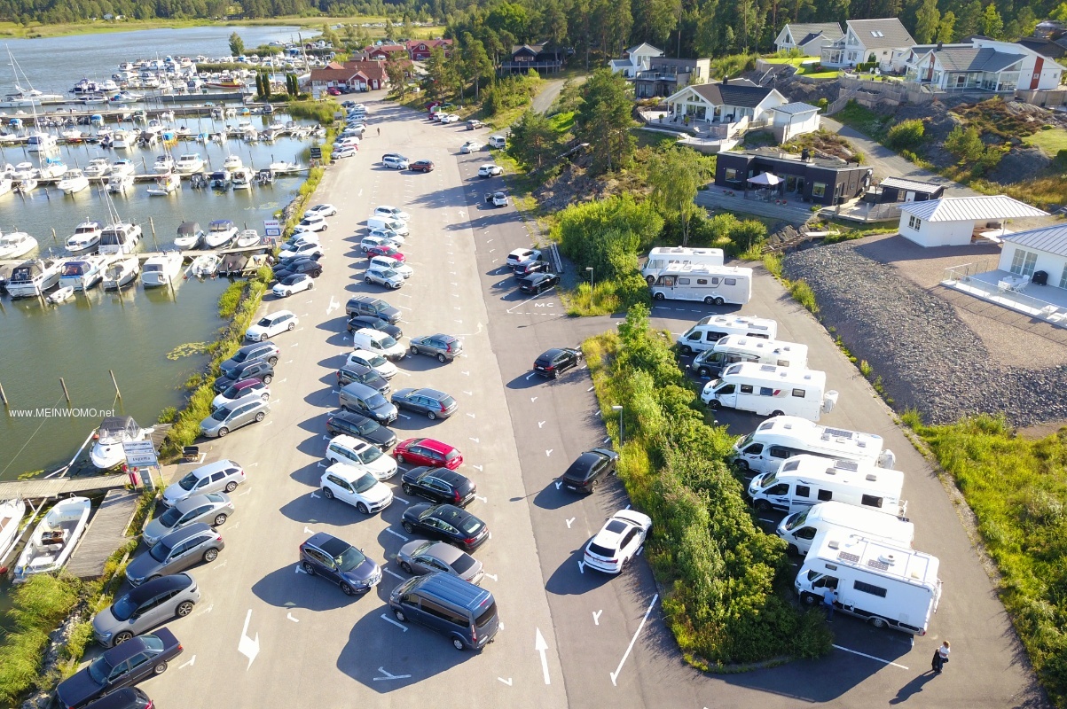 Luchtfoto van de parkeerplaats bij Marina Hrviken. 
