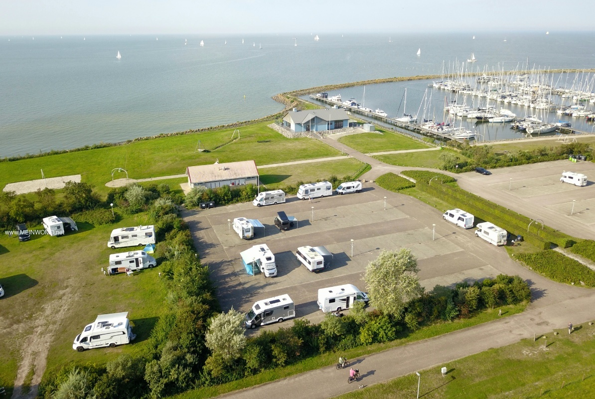 Luchtfoto van parkeerplaats Marina Stavoren Buitenhaven