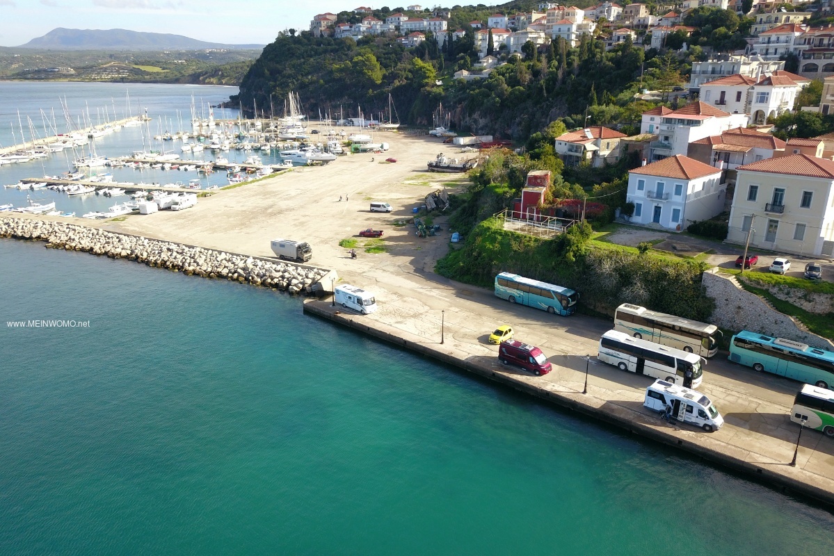 Luftaufnahme vom Parkplatz am Hafen von Pylos.