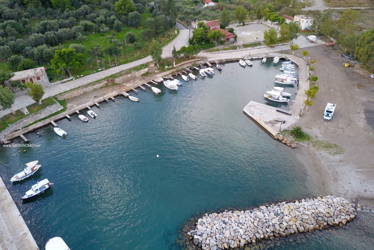 Luchtfoto vanaf de parkeerplaats bij de haven van Paralia Agios Andreas. 