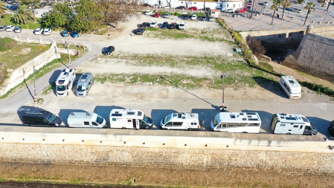 Luftaufnahme vom Parkplatz Area de Castillo de Santa Catalina.