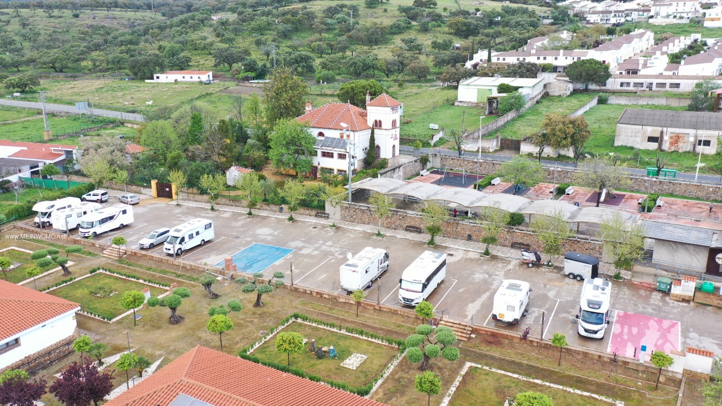 Luchtfoto van de parkeerplaats in Higuera de la Sierra
