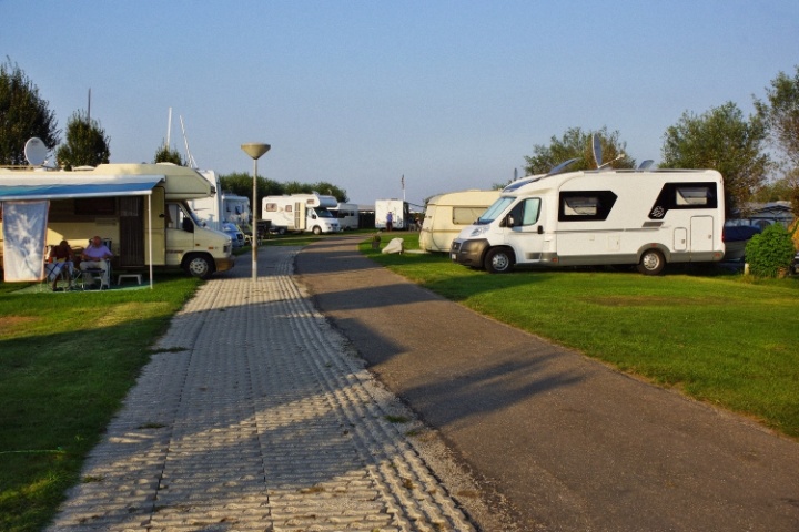  Standplaatsen op de camping Strandbad Edam