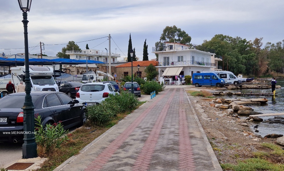Parkplatz in Galatas an einem Sonntag. 