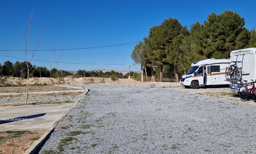 Vue depuis lentre sur les places de parking.