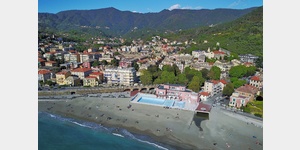 Der Strand von Levanto mit Schwimmbad