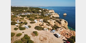 Luftaufnahme vom Kstenparkplatz fr Wohnmobile an der Praia da Marinha